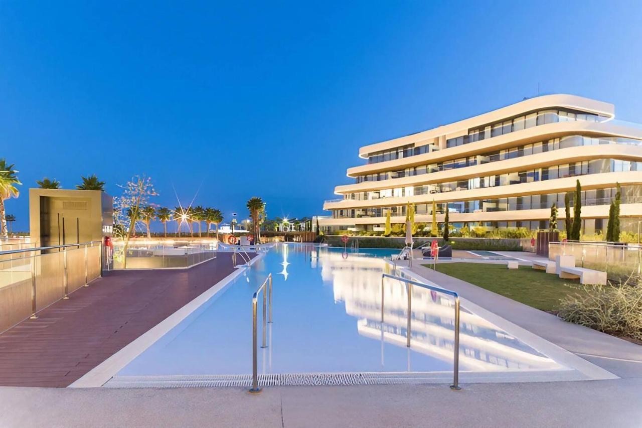 Luxury Complex Beachfront Apartment, Infinity Pool, Sauna, Gym And Large Terrace Torremolinos Exteriör bild