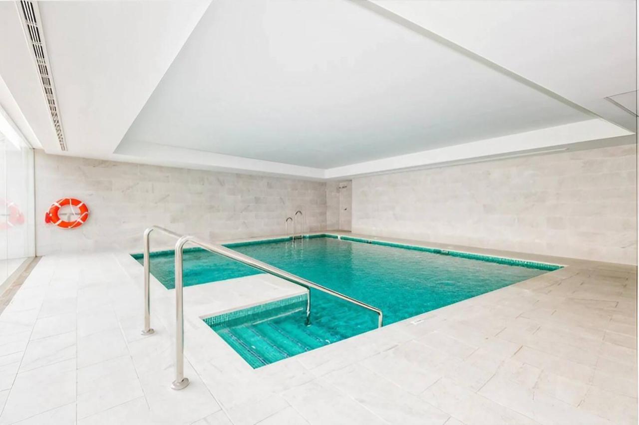 Luxury Complex Beachfront Apartment, Infinity Pool, Sauna, Gym And Large Terrace Torremolinos Exteriör bild